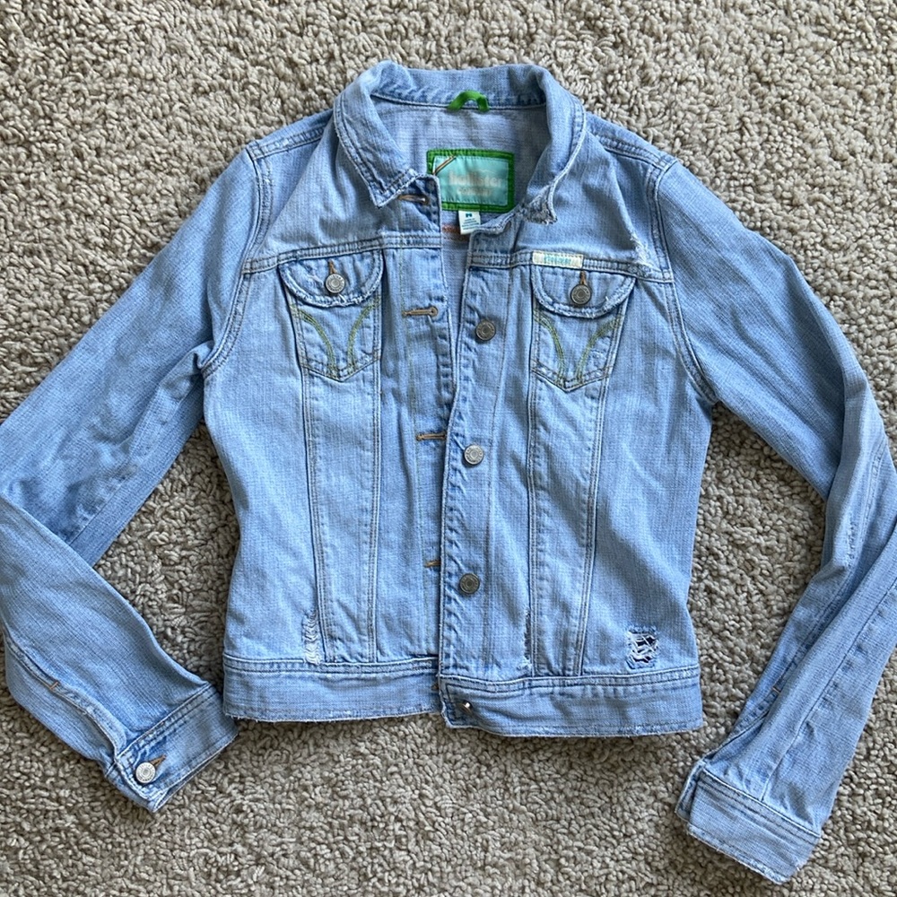 Hollister Vintage Y2K denim jacket, worn & soft. Super cute, Women’s medium. M